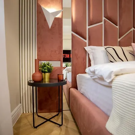 Апартаменты Stylish Ruby 1br - Old Town Urban Oasis *