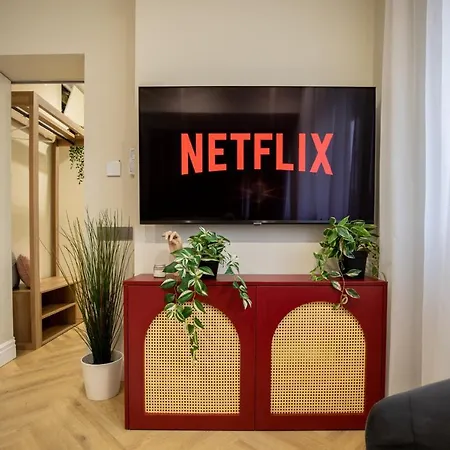 Stylish Ruby 1br - Old Town Urban Oasis Бухарест