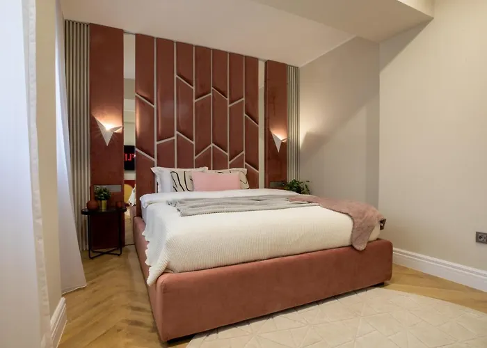 Stylish Ruby 1br - Old Town Urban Oasis Апартаменти *