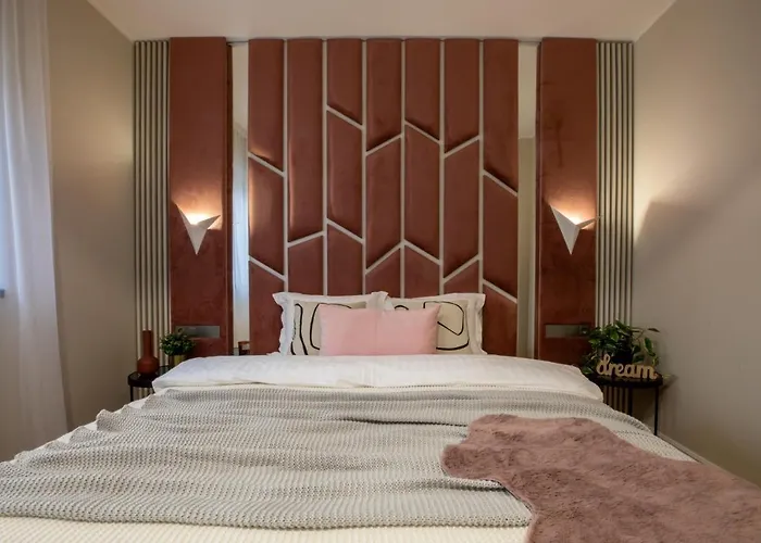 Апартаменти Stylish Ruby 1br - Old Town Urban Oasis Бухарест