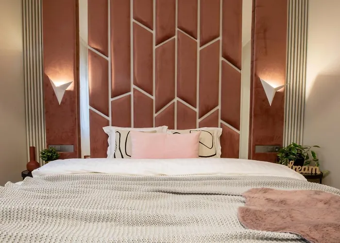 Апартаменти Stylish Ruby 1br - Old Town Urban Oasis Бухарест