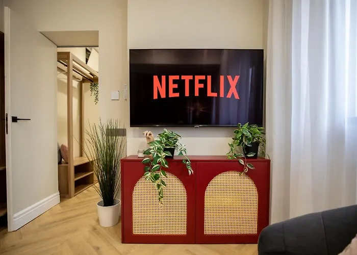 Stylish Ruby 1br - Old Town Urban Oasis Бухарест