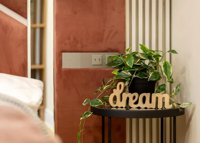 Stylish Ruby 1br - Old Town Urban Oasis Апартаменти *