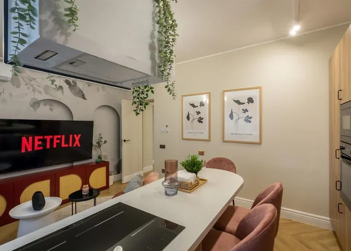 Апартаменти Stylish Ruby 1br - Old Town Urban Oasis Бухарест